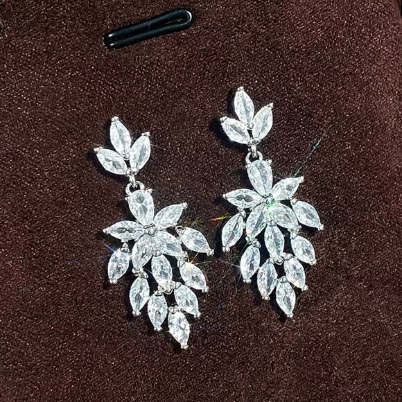 NEW 18k White Gold Diamond Drop Earrings Flower Earrings - Picture 3 of 8
